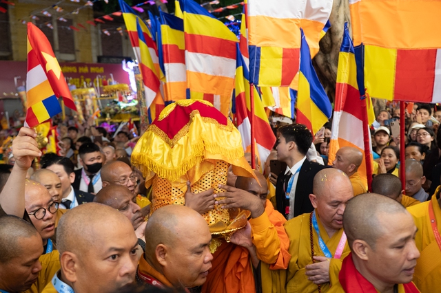 Toàn cảnh ngày rước xá lợi Phật về Chùa Quán Sứ ở Hà Nội- Ảnh 12.