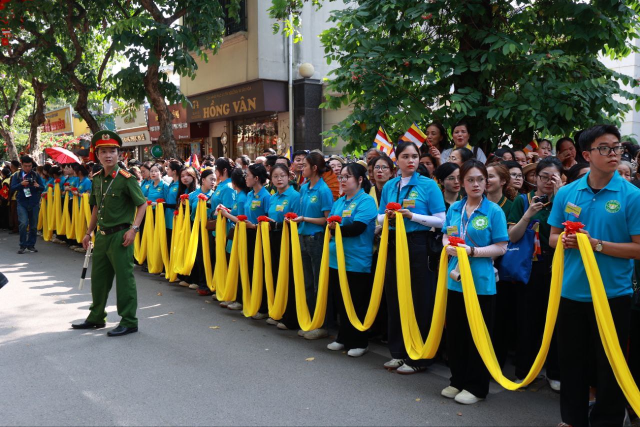 Toàn cảnh ngày rước xá lợi Phật về Chùa Quán Sứ ở Hà Nội- Ảnh 64.