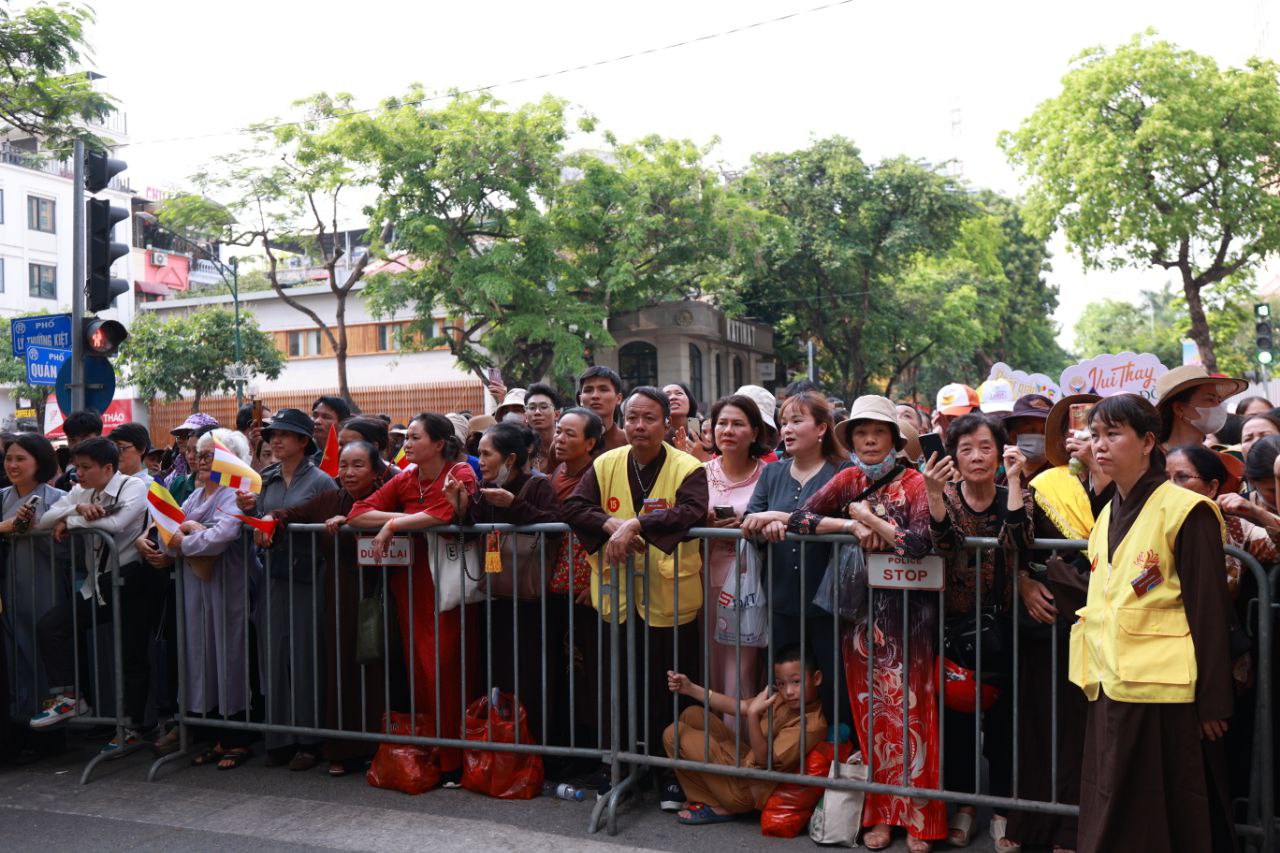 Toàn cảnh ngày rước xá lợi Phật về Chùa Quán Sứ ở Hà Nội- Ảnh 63.
