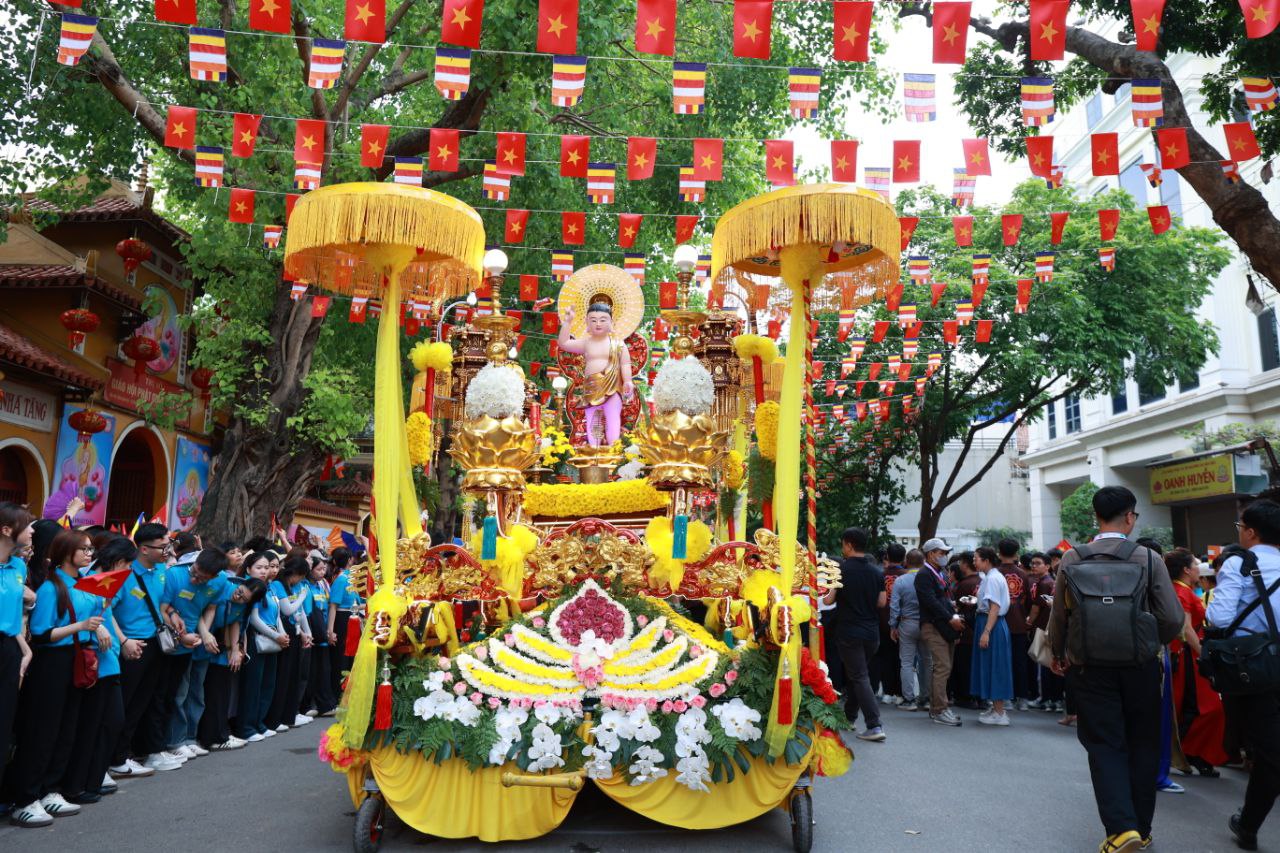 Toàn cảnh ngày rước xá lợi Phật về Chùa Quán Sứ ở Hà Nội- Ảnh 53.