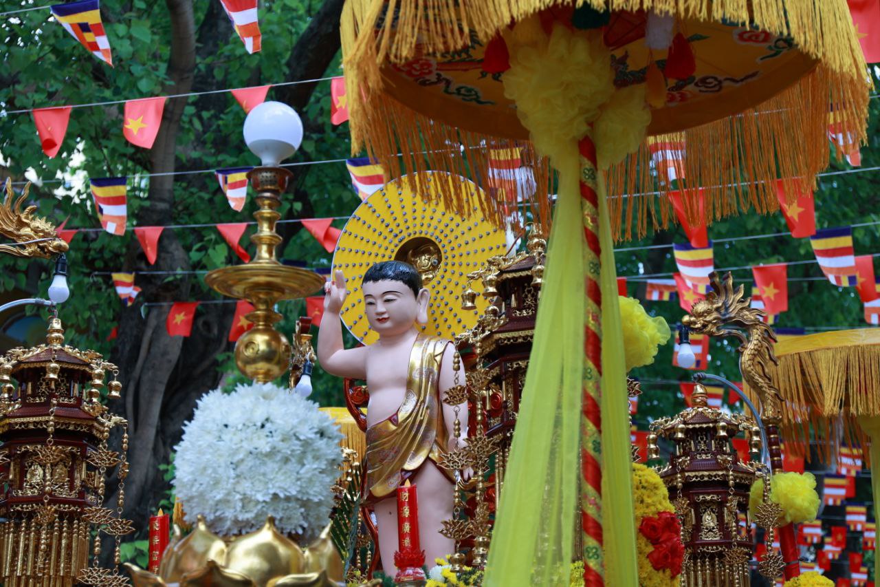 Toàn cảnh ngày rước xá lợi Phật về Chùa Quán Sứ ở Hà Nội- Ảnh 54.