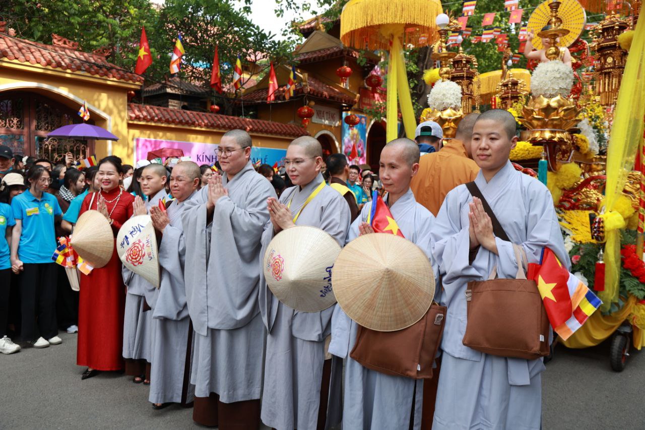 Toàn cảnh ngày rước xá lợi Phật về Chùa Quán Sứ ở Hà Nội- Ảnh 55.