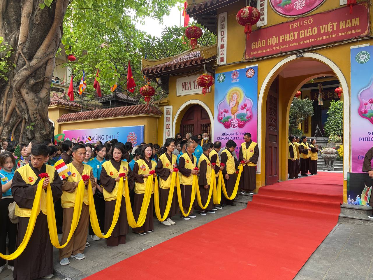 Toàn cảnh ngày rước xá lợi Phật về Chùa Quán Sứ ở Hà Nội- Ảnh 61.