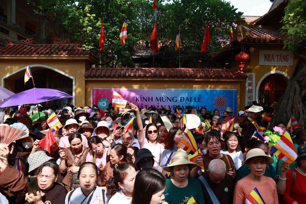 Toàn cảnh ngày rước xá lợi Phật về Chùa Quán Sứ ở Hà Nội- Ảnh 62.