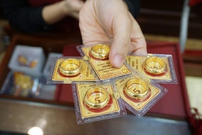 Giá vàng trong nước 'bỏ xa' thế giới- Ảnh 1. Giá vàng trong nước 'bỏ xa' thế giới- Ảnh 1.
