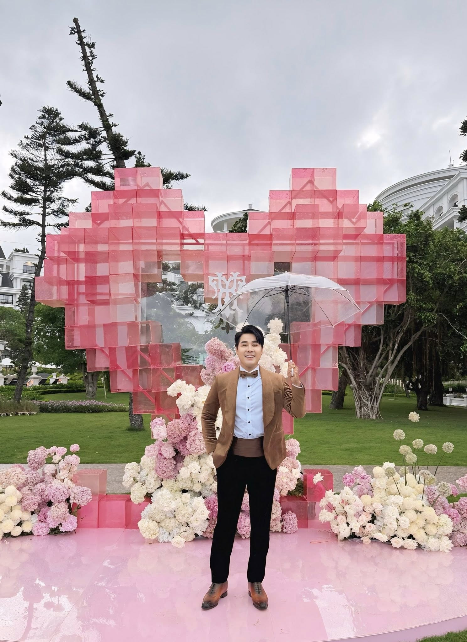 Đám cưới Hồ Quỳnh Hương: Cặp đôi hôn nhau say đắm, thông báo đã có con trai 2 tuổi- Ảnh 16.