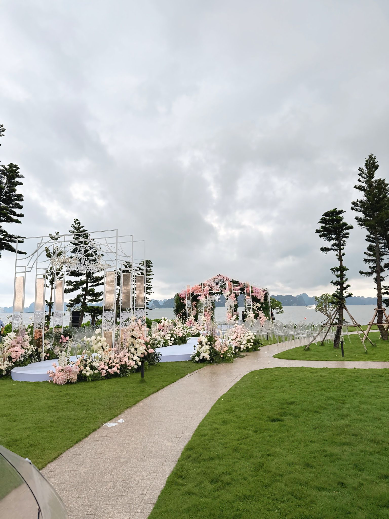 Đám cưới Hồ Quỳnh Hương: Cặp đôi hôn nhau say đắm, thông báo đã có con trai 2 tuổi- Ảnh 15.