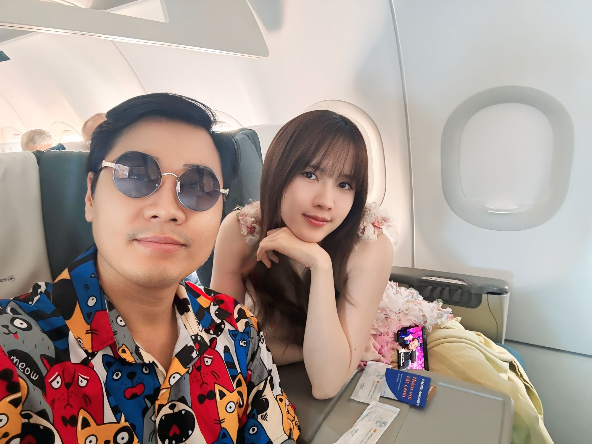 Đám cưới Hồ Quỳnh Hương: Cặp đôi hôn nhau say đắm, thông báo đã có con trai 2 tuổi- Ảnh 17.