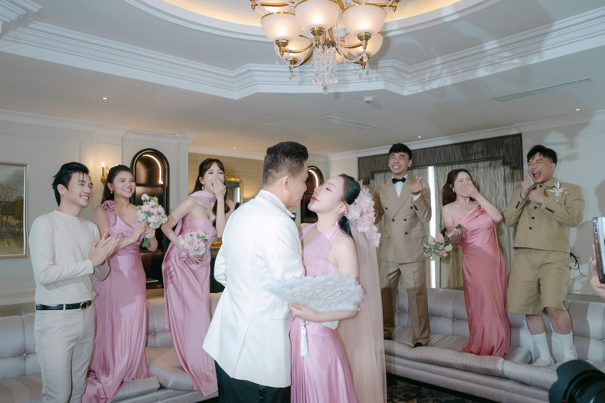 Đám cưới Hồ Quỳnh Hương: Cặp đôi hôn nhau say đắm, thông báo đã có con trai 2 tuổi- Ảnh 7.