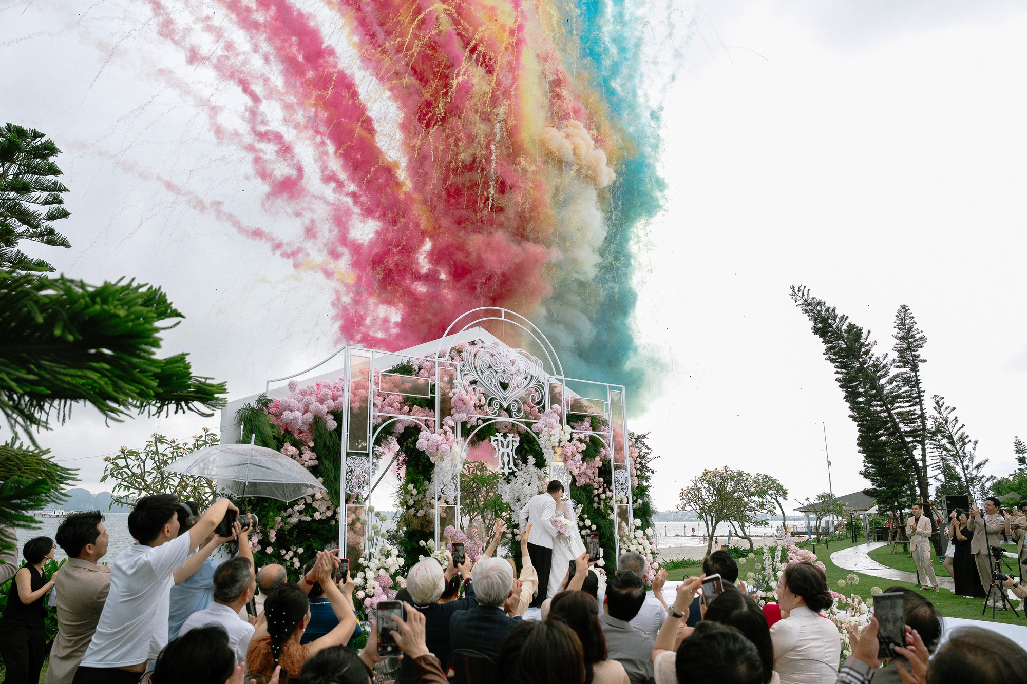 Đám cưới Hồ Quỳnh Hương: Cặp đôi hôn nhau say đắm, thông báo đã có con trai 2 tuổi- Ảnh 2.