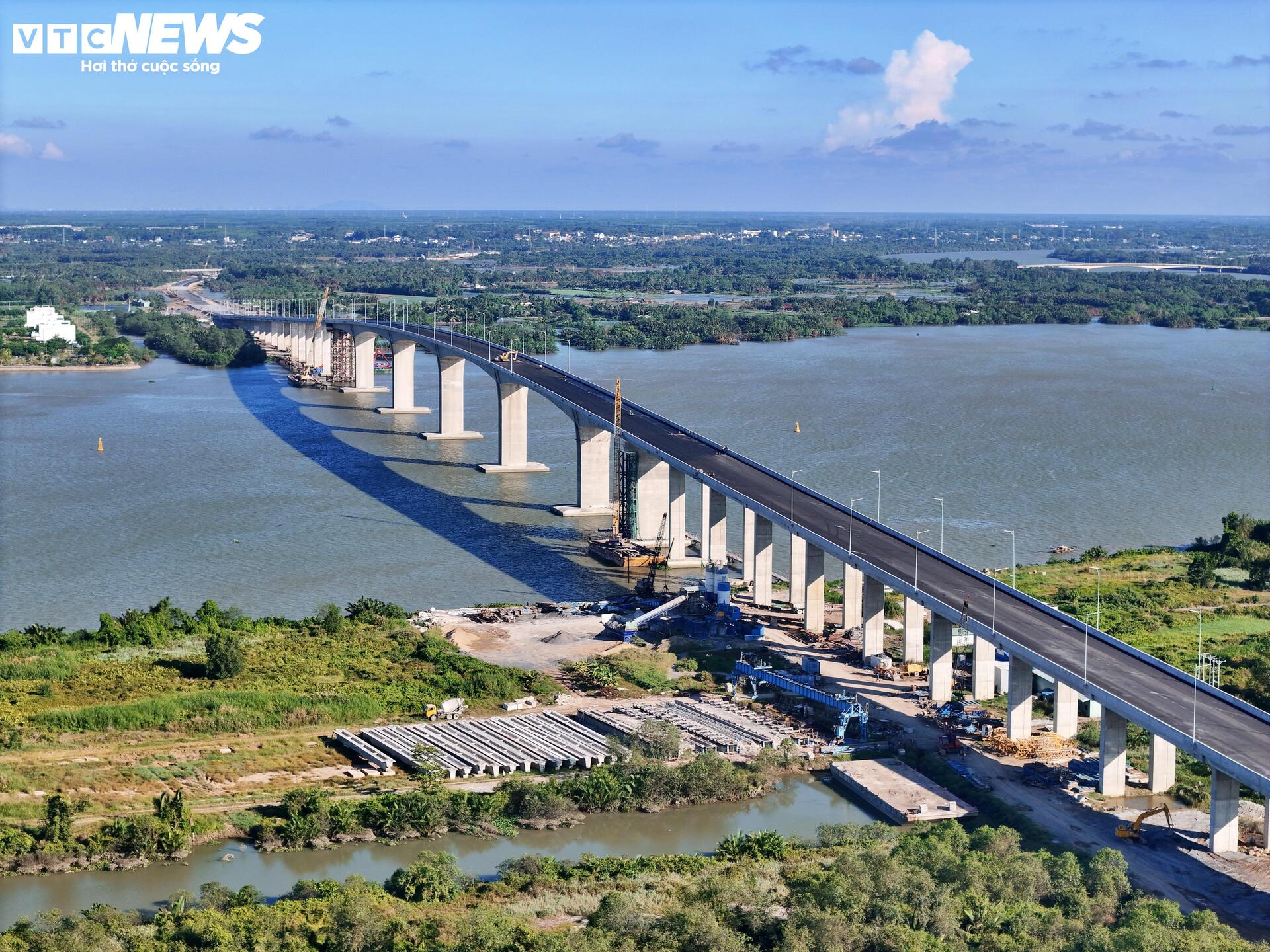 Diện mạo mới cầu lớn nhất Vành đai 3 sau hơn 2 năm thi công- Ảnh 1.