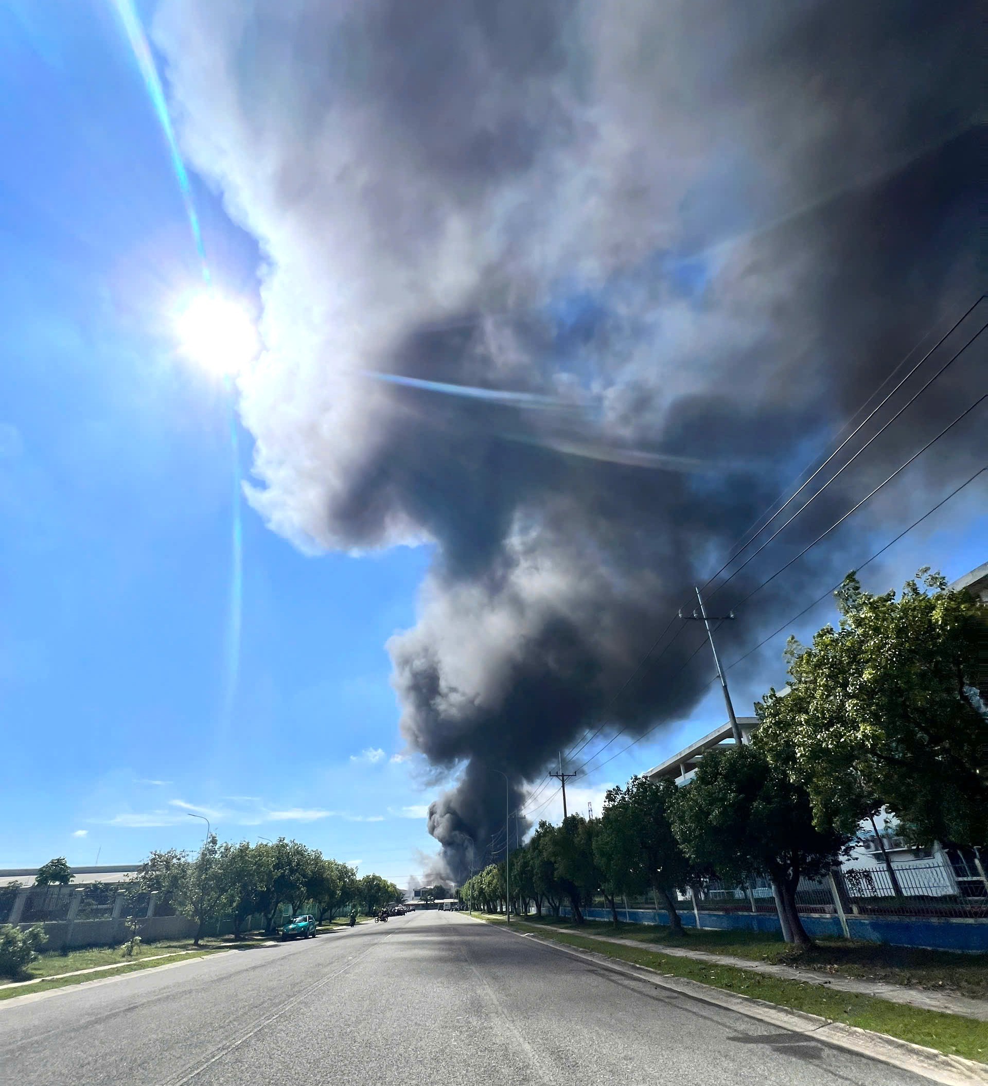 Khói lửa trùm kín nhà xưởng ở Bình Dương, hàng chục người chữa cháy- Ảnh 1.