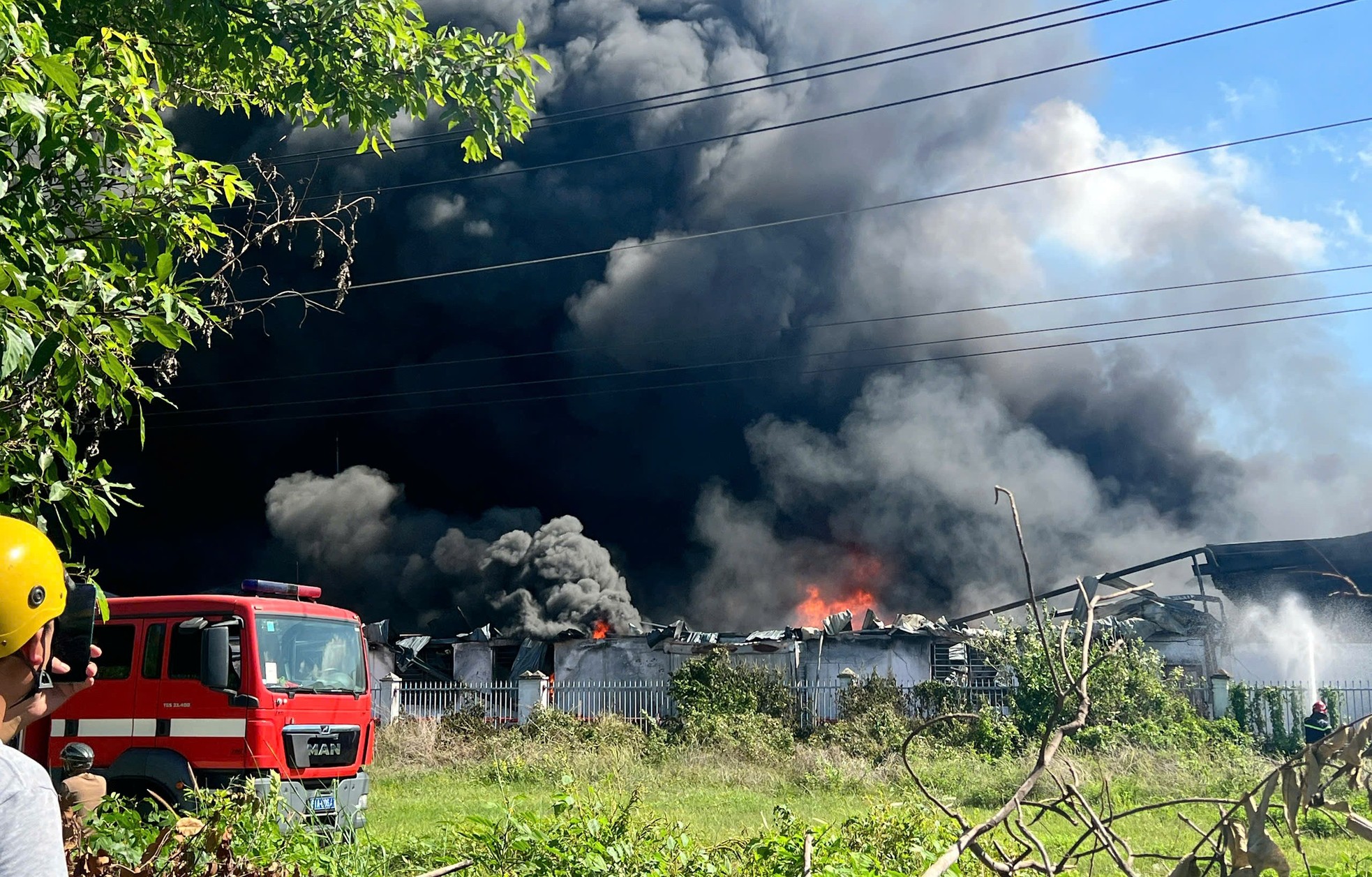 Khói lửa trùm kín nhà xưởng ở Bình Dương, hàng chục người chữa cháy- Ảnh 4.