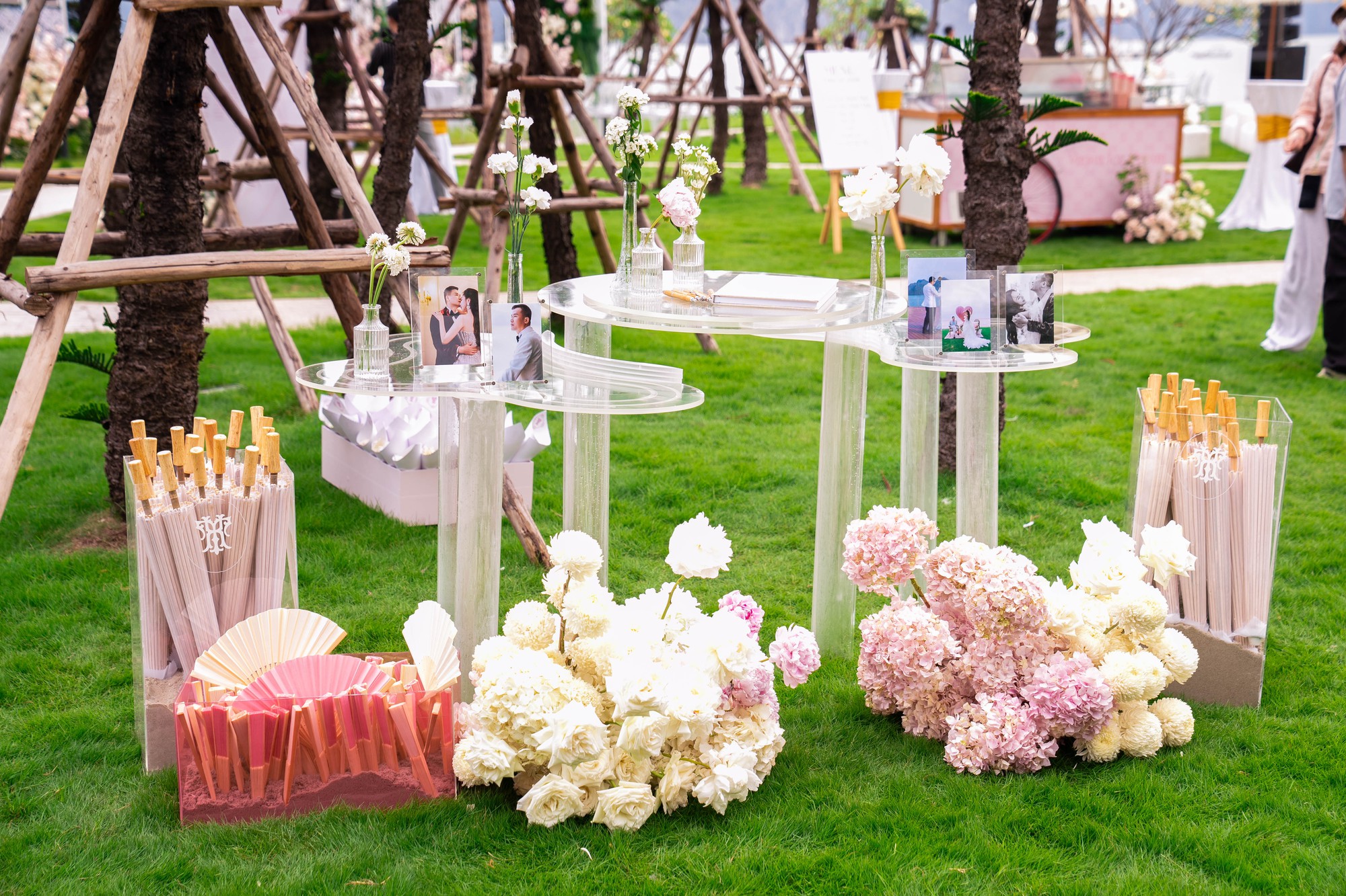 Đám cưới Hồ Quỳnh Hương: Cặp đôi hôn nhau say đắm, thông báo đã có con trai 2 tuổi- Ảnh 11.