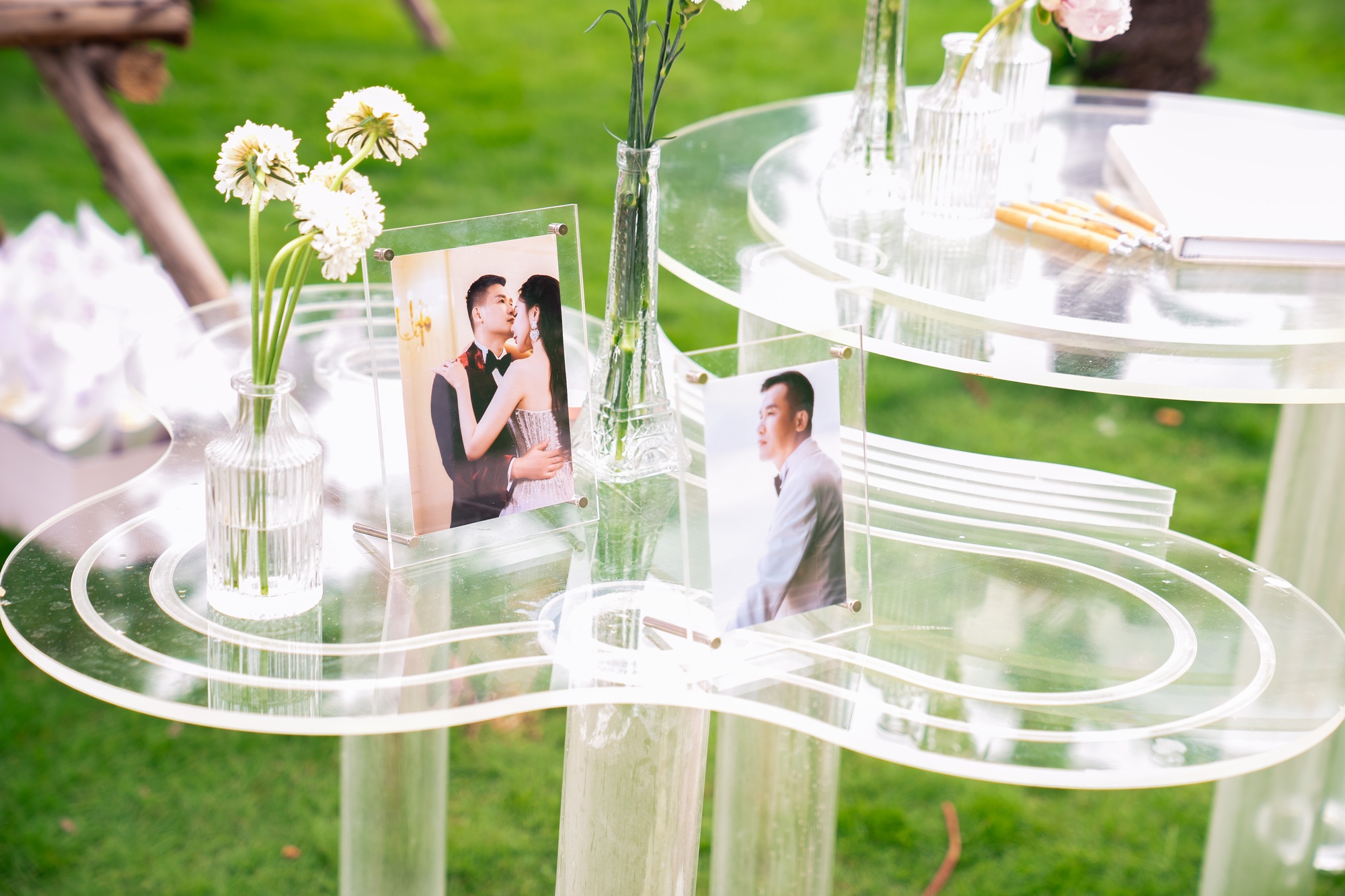 Đám cưới Hồ Quỳnh Hương: Cặp đôi hôn nhau say đắm, thông báo đã có con trai 2 tuổi- Ảnh 12.