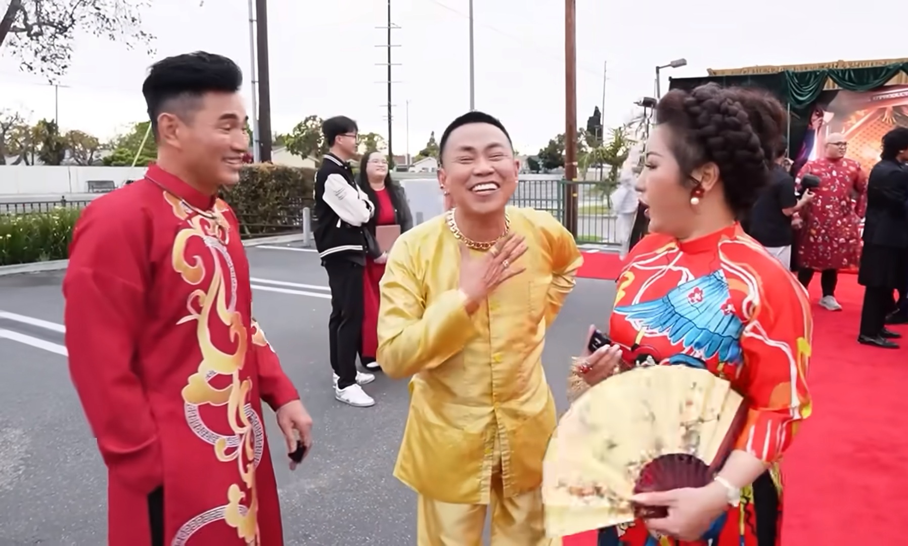 Nam nghệ sĩ ở nhà mặt tiền trung tâm quận 1 TP.HCM: Vàng đeo đầy người, mua đứt mặt tiền triệu đô ở Mỹ- Ảnh 1.