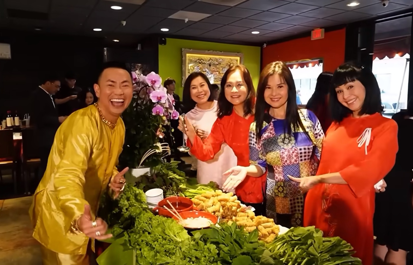 Nam nghệ sĩ ở nhà mặt tiền trung tâm quận 1 TP.HCM: Vàng đeo đầy người, mua đứt mặt tiền triệu đô ở Mỹ- Ảnh 2.