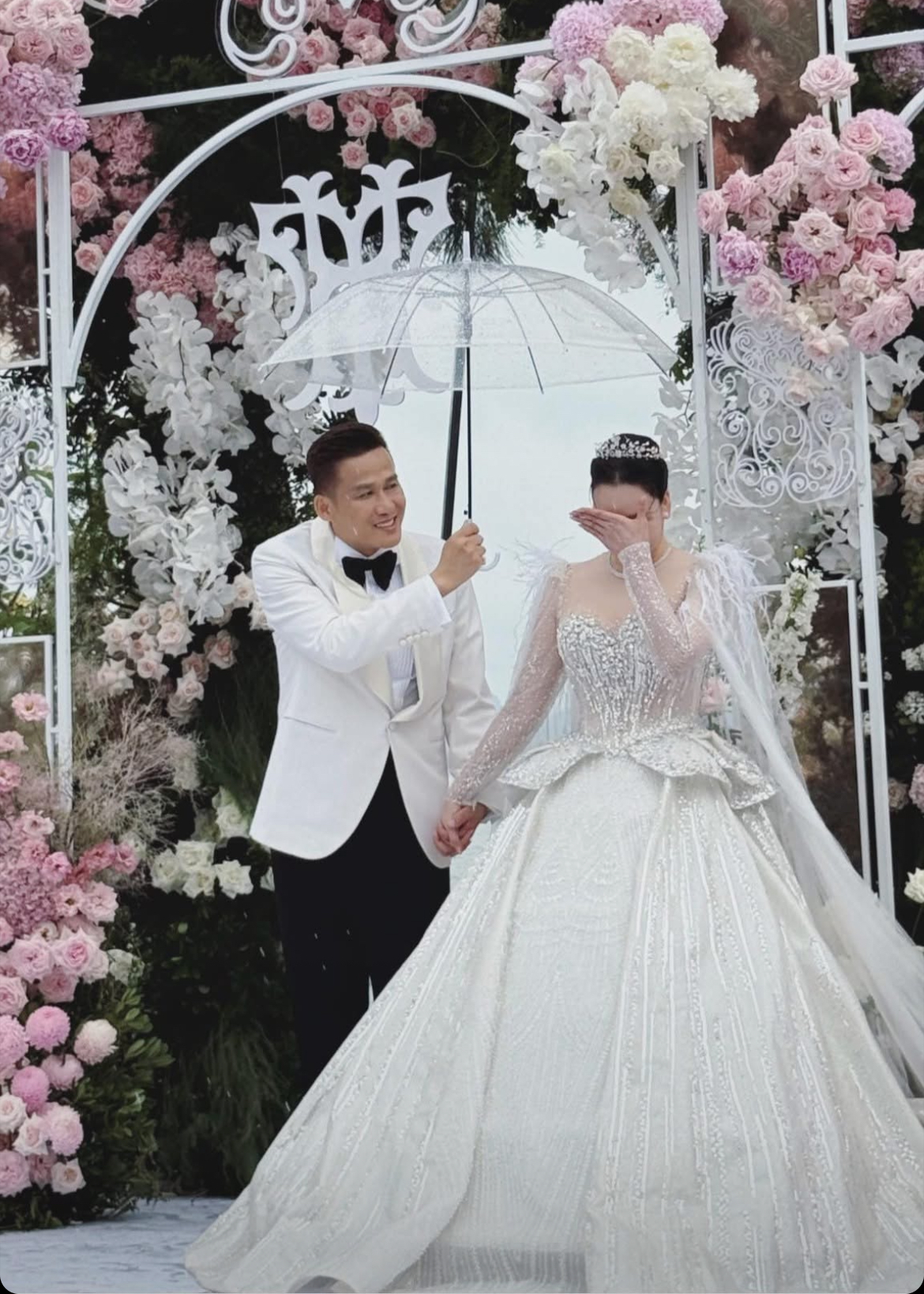 Đám cưới Hồ Quỳnh Hương: Cặp đôi hôn nhau say đắm, thông báo đã có con trai 2 tuổi- Ảnh 3.