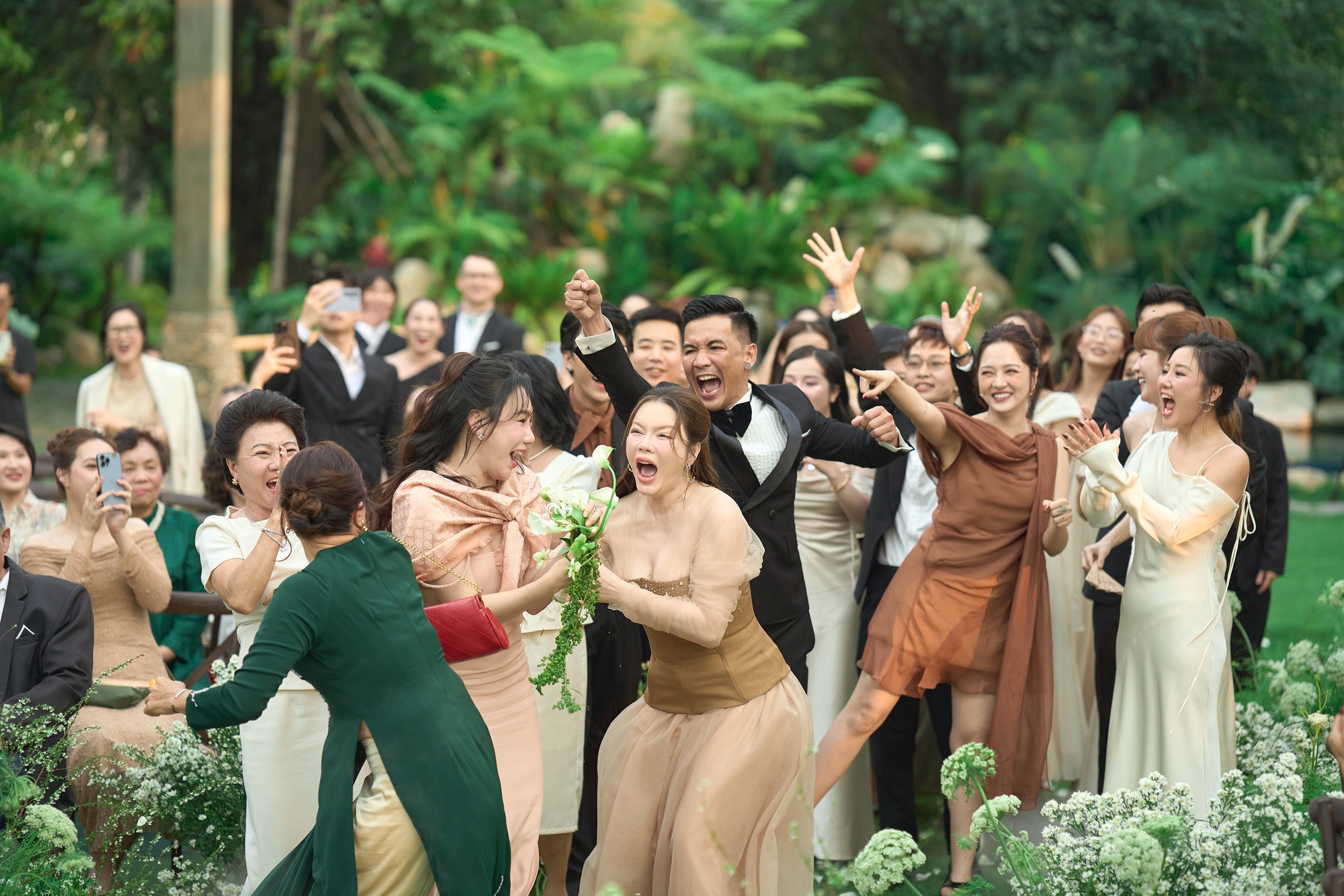 Đám cưới Hồ Quỳnh Hương: Cặp đôi hôn nhau say đắm, thông báo đã có con trai 2 tuổi- Ảnh 27.