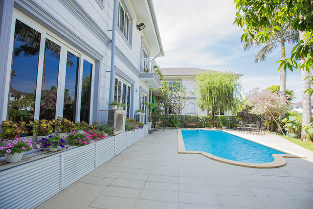 Nữ ca sĩ bất ngờ kết hôn ở tuổi 45: “Đại gia đất mỏ” mê sưu tầm kim cương và nhà đất, sở hữu loạt biệt thự - khu nghỉ dưỡng nhiều không đếm xuể- Ảnh 2. Nữ ca sĩ bất ngờ kết hôn ở tuổi 45: “Đại gia đất mỏ” mê sưu tầm kim cương và nhà đất, sở hữu loạt biệt thự - khu nghỉ dưỡng nhiều không đếm xuể- Ảnh 2.