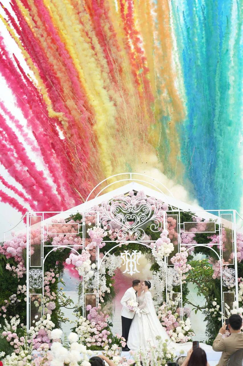 Đám cưới Hồ Quỳnh Hương: Cặp đôi hôn nhau say đắm, thông báo đã có con trai 2 tuổi- Ảnh 1.