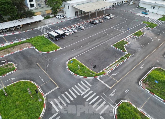 Sốt ruột cảnh ‘bất động’ tại trung tâm sát hạch lái xe- Ảnh 1.