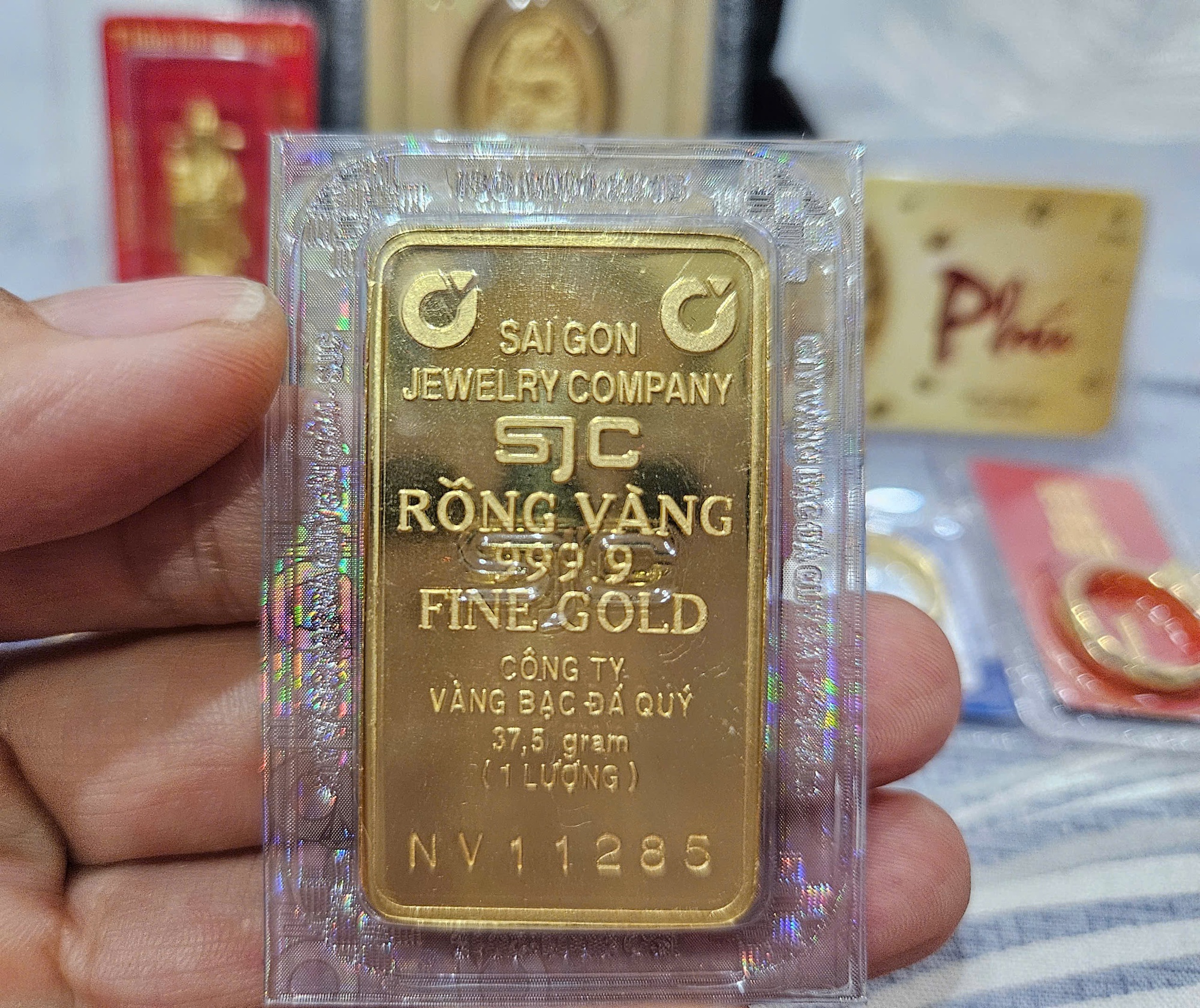 Giá vàng miếng SJC có thể giảm về 100 triệu đồng/lượng?- Ảnh 1. Giá vàng miếng SJC có thể giảm về 100 triệu đồng/lượng?- Ảnh 1.