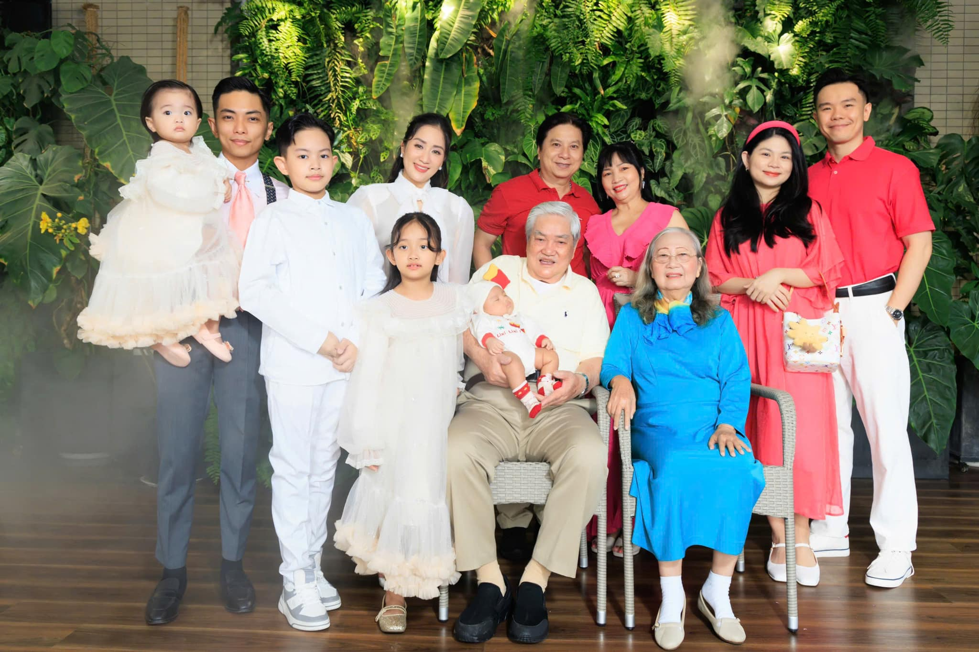 Mẹ Phan Hiển là ai? Giàu có và quyền lực cỡ nào?- Ảnh 3.