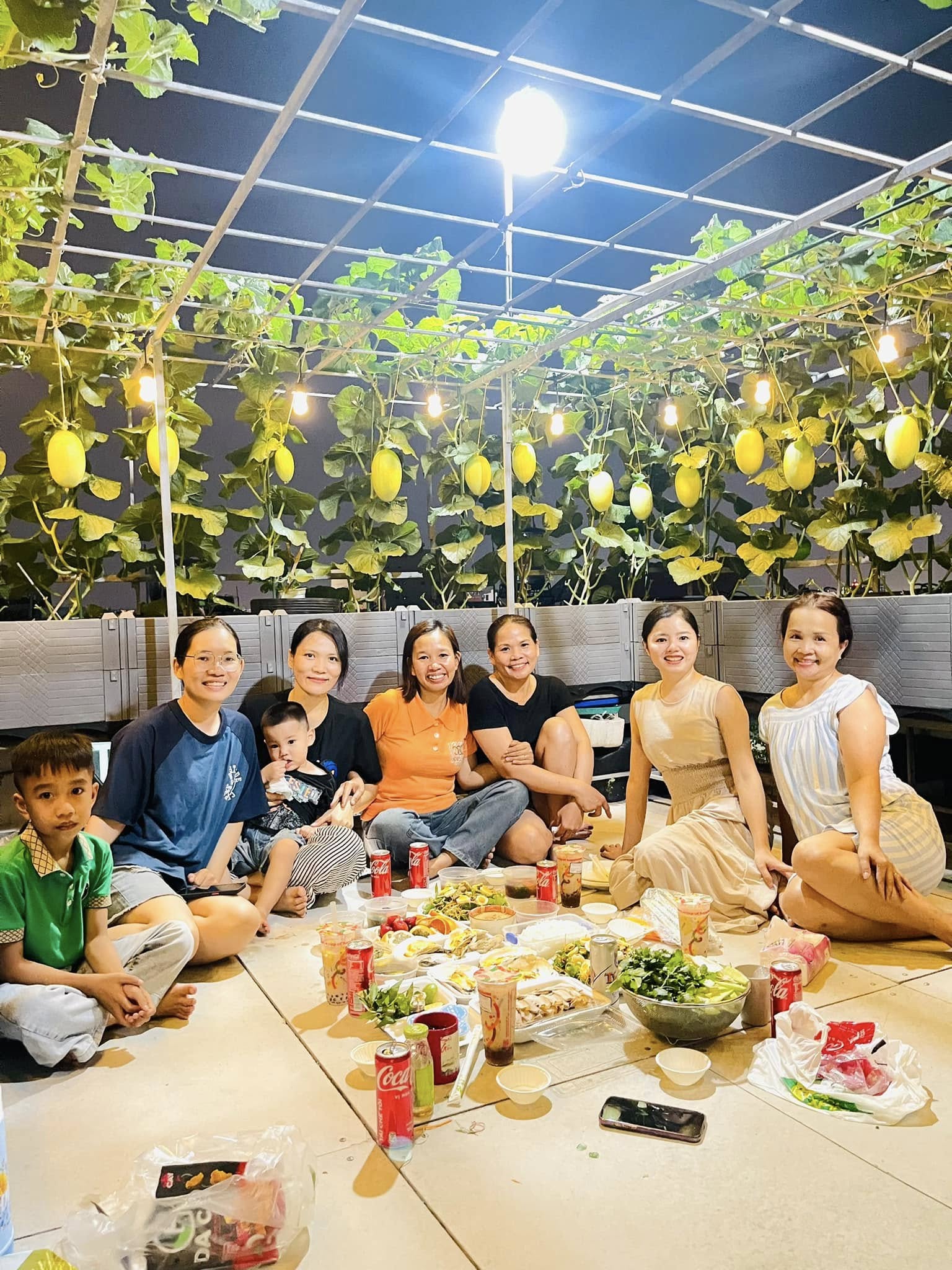 Chồng đầu tư cho vợ gần 100m2 làm vườn sân thượng, thu vài tạ trái ngọt mỗi năm: Thành quả kinh ngạc!- Ảnh 12.