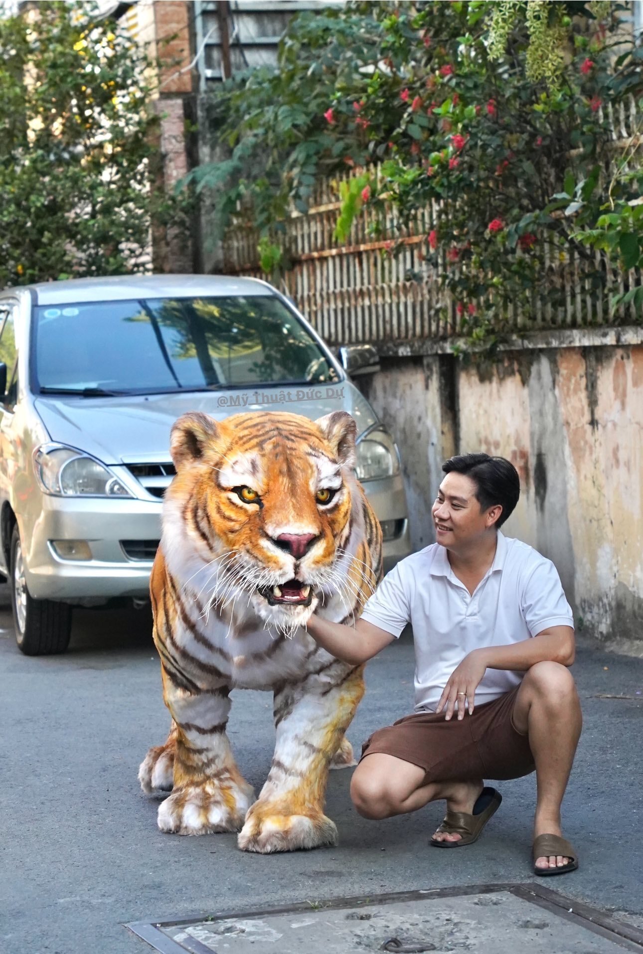 Chàng trai TP.HCM làm mô hình hổ Belgan giống thật khiến người trên phố hết hồn- Ảnh 2.