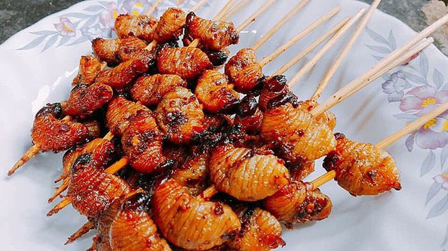 Khách Tây nếm thử món đặc sản "đang ngoe nguẩy" của Việt Nam: Nhìn thì sợ nhưng ăn ngon lắm- Ảnh 2.
