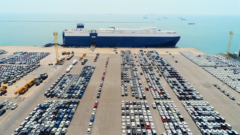 “Thủy quái” dài 228m, rộng 37m bắt đầu di chuyển đến châu Âu- Ảnh 1.