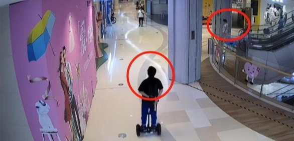 Bức ảnh này dự báo tương lai của đứa trẻ: Đến một lúc nào đó, chính cha mẹ sẽ là người gánh lấy hậu quả- Ảnh 1.