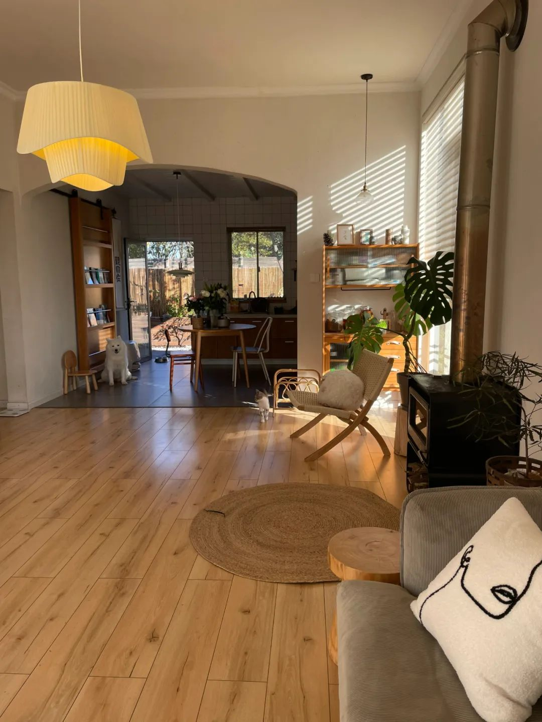 Cô gái 28 tuổi biến căn nhà cũ thành tổ ấm phong cách phương Tây khiến cư dân mạng phát sốt: “Sân vườn như mơ, ai cũng muốn sống ở đó”- Ảnh 2.