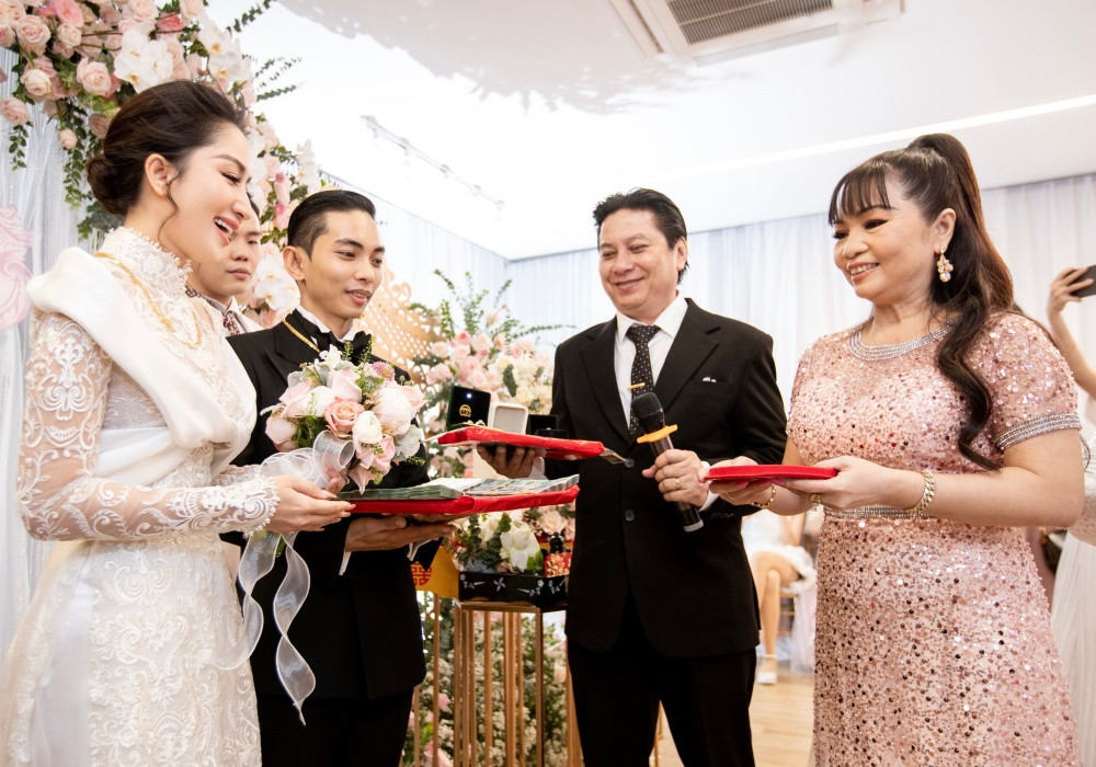 Mẹ Phan Hiển là ai? Giàu có và quyền lực cỡ nào?- Ảnh 2.