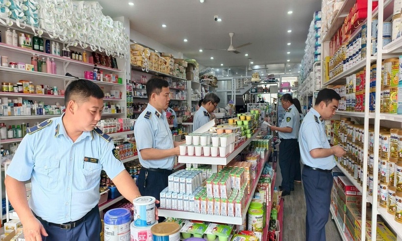 Lào Cai: Phát hiện, tiêu hủy lượng lớn thực phẩm chức năng, sữa không rõ nguồn gốc- Ảnh 1.