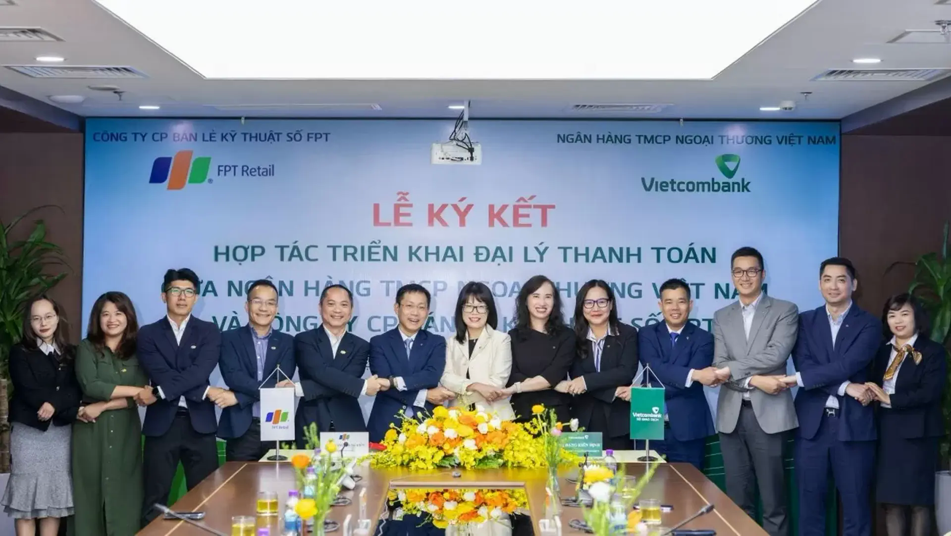FPT Shop bắt tay Vietcombank biến hơn 600 cửa hàng trở thành "cây ATM" rút, chuyển tiền- Ảnh 2.