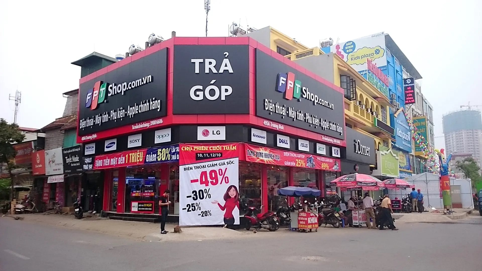 FPT Shop bắt tay Vietcombank biến hơn 600 cửa hàng trở thành "cây ATM" rút, chuyển tiền- Ảnh 1.