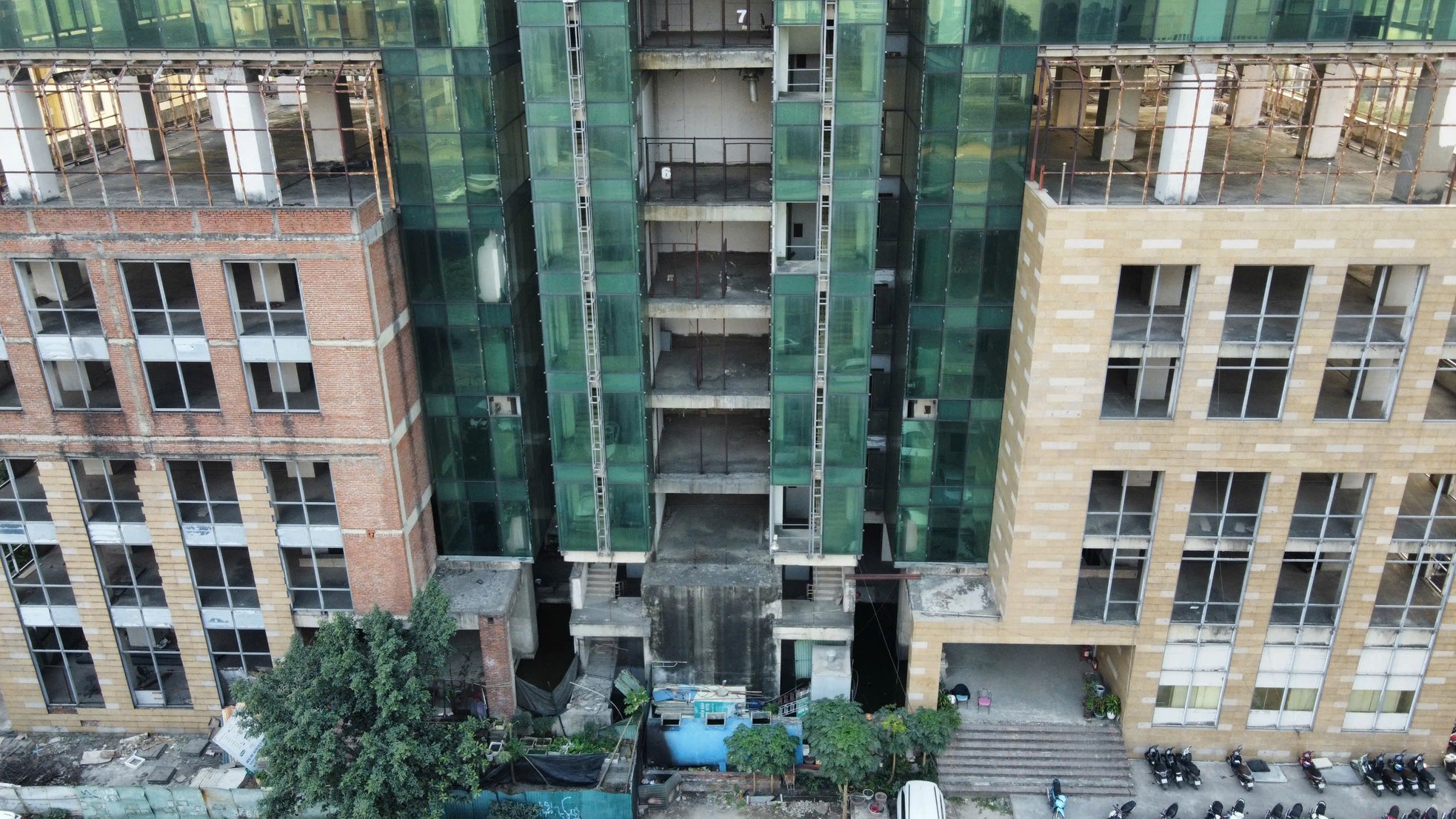 Tận thấy những tòa cao ốc 'chết yểu', bỏ hoang ở Hà Nội- Ảnh 12. Tận thấy những tòa cao ốc 'chết yểu', bỏ hoang ở Hà Nội- Ảnh 12.