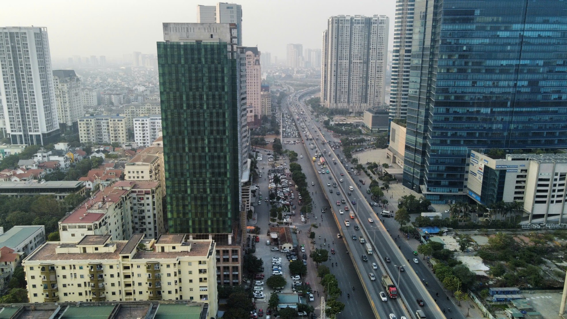 Tận thấy những tòa cao ốc 'chết yểu', bỏ hoang ở Hà Nội- Ảnh 10. Tận thấy những tòa cao ốc 'chết yểu', bỏ hoang ở Hà Nội- Ảnh 10.