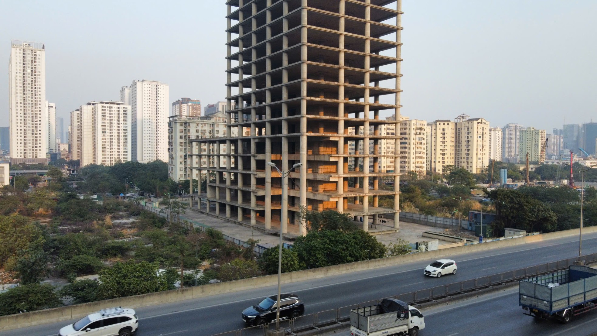 Tận thấy những tòa cao ốc 'chết yểu', bỏ hoang ở Hà Nội- Ảnh 14. Tận thấy những tòa cao ốc 'chết yểu', bỏ hoang ở Hà Nội- Ảnh 14.