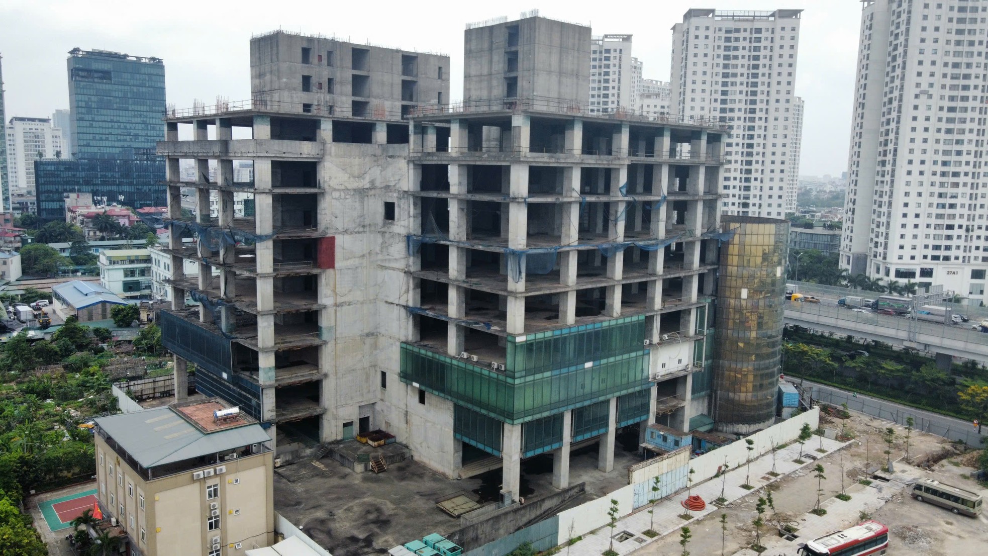 Tận thấy những tòa cao ốc 'chết yểu', bỏ hoang ở Hà Nội- Ảnh 4. Tận thấy những tòa cao ốc 'chết yểu', bỏ hoang ở Hà Nội- Ảnh 4.