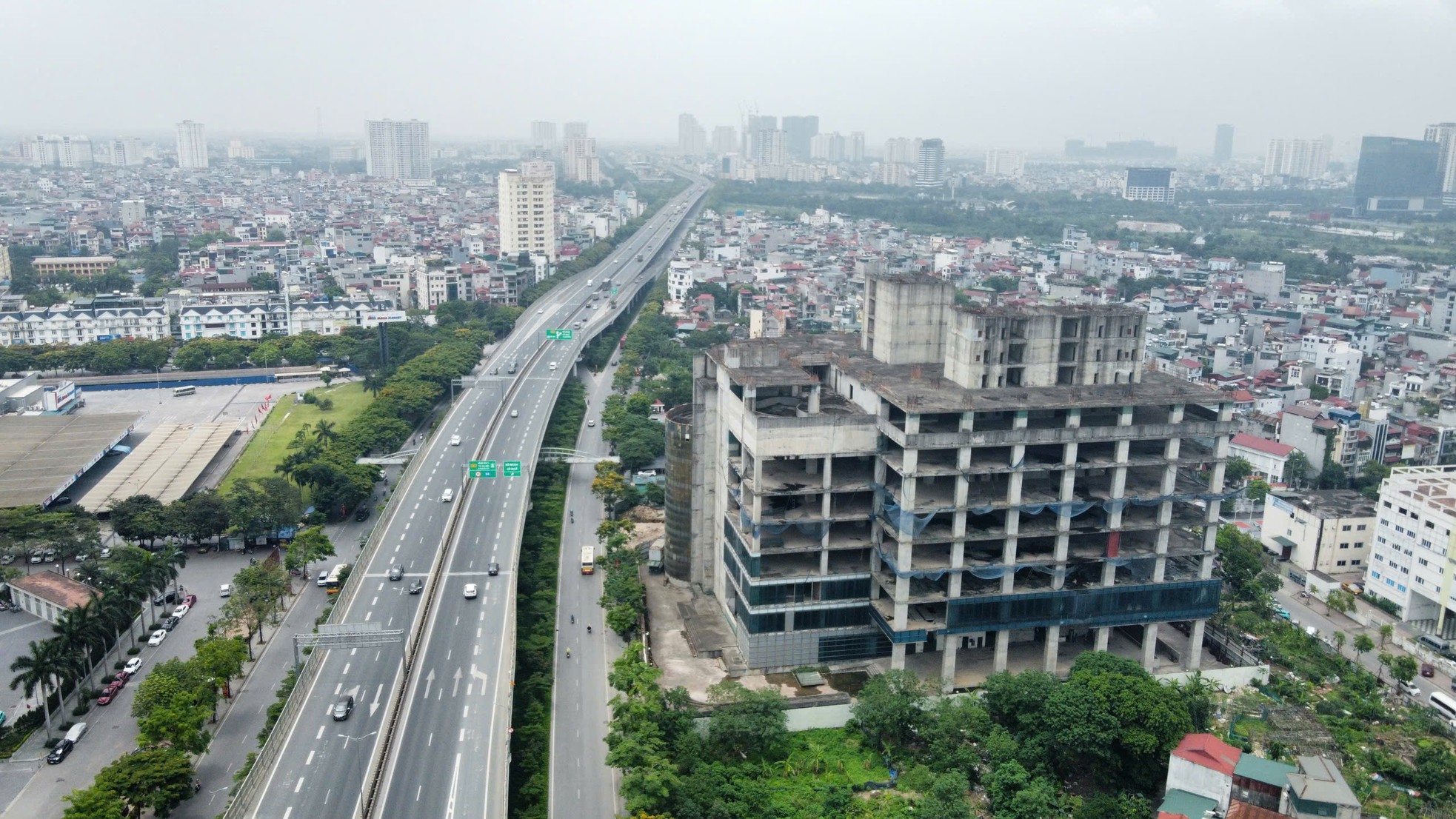 Tận thấy những tòa cao ốc 'chết yểu', bỏ hoang ở Hà Nội- Ảnh 9. Tận thấy những tòa cao ốc 'chết yểu', bỏ hoang ở Hà Nội- Ảnh 9.
