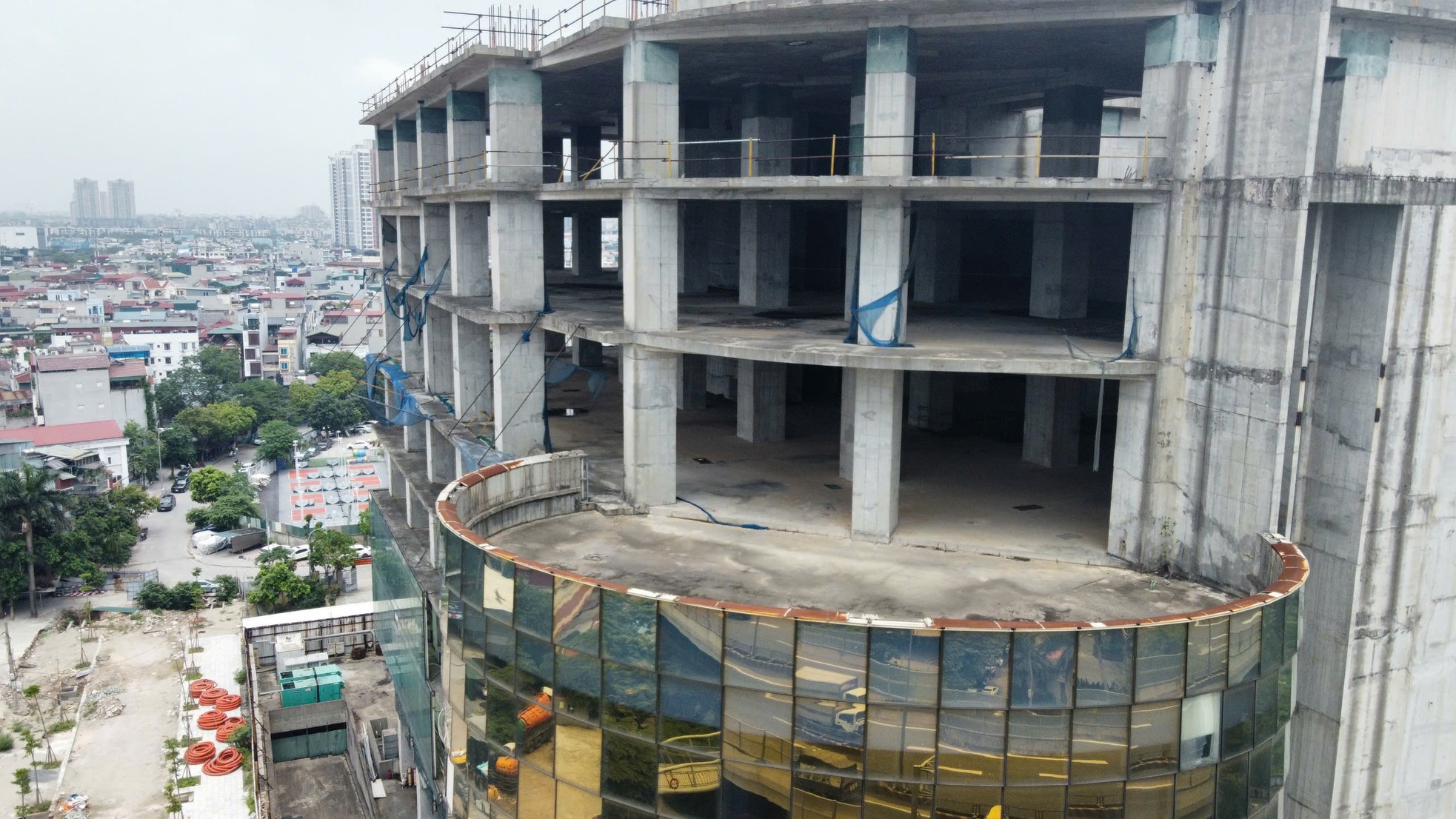 Tận thấy những tòa cao ốc 'chết yểu', bỏ hoang ở Hà Nội- Ảnh 7. Tận thấy những tòa cao ốc 'chết yểu', bỏ hoang ở Hà Nội- Ảnh 7.