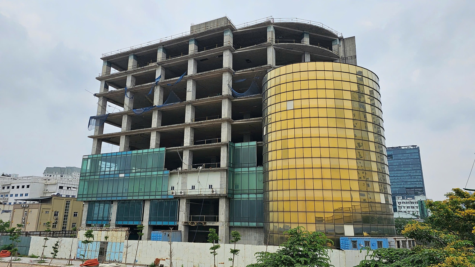 Tận thấy những tòa cao ốc 'chết yểu', bỏ hoang ở Hà Nội- Ảnh 3. Tận thấy những tòa cao ốc 'chết yểu', bỏ hoang ở Hà Nội- Ảnh 3.