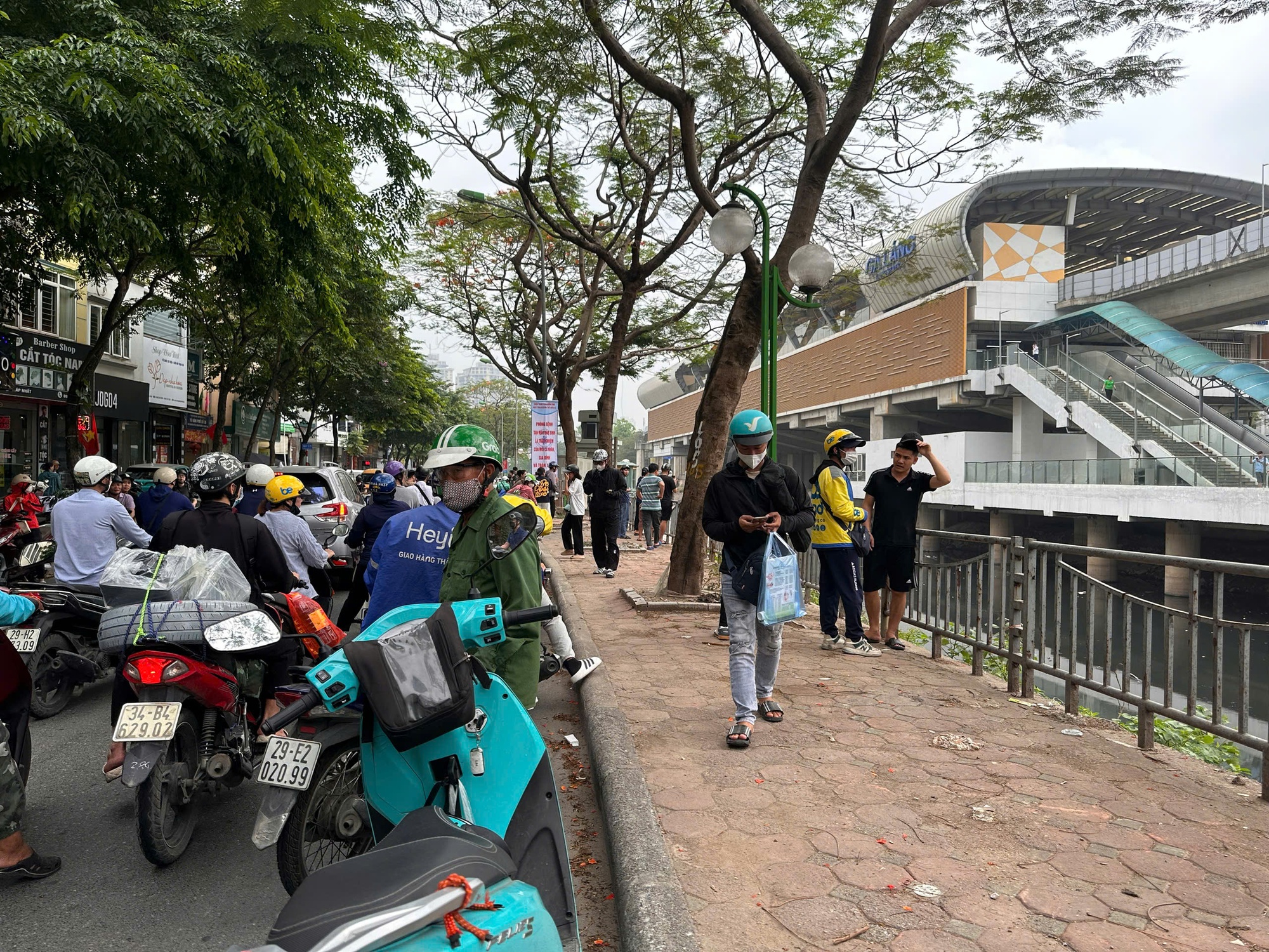 Phát hiện thi thể người đàn ông trên sông Tô Lịch- Ảnh 1. Phát hiện thi thể người đàn ông trên sông Tô Lịch- Ảnh 1.