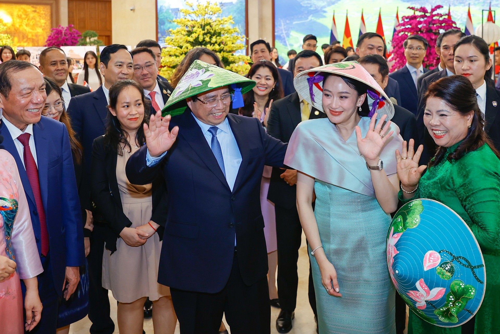 Thời trang ấn tượng của nữ Thủ tướng Thái Lan trong chuyến thăm Việt Nam- Ảnh 6. Thời trang ấn tượng của nữ Thủ tướng Thái Lan trong chuyến thăm Việt Nam- Ảnh 6.
