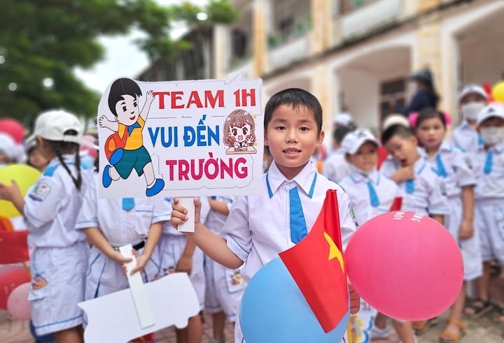 Từ 2026, cả nước tuyển sinh lớp 1, lớp 6 theo nguyên tắc 'nhà gần trường'- Ảnh 1.