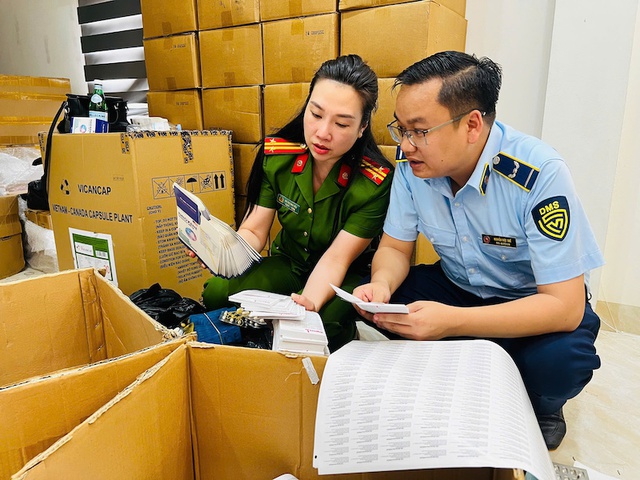 Cận cảnh hơn 100 tấn thực phẩm chức năng, thiết bị y tế giả do Phạm Ngọc Tiến và vợ cầm đầu- Ảnh 3. Cận cảnh hơn 100 tấn thực phẩm chức năng, thiết bị y tế giả do Phạm Ngọc Tiến và vợ cầm đầu- Ảnh 3.