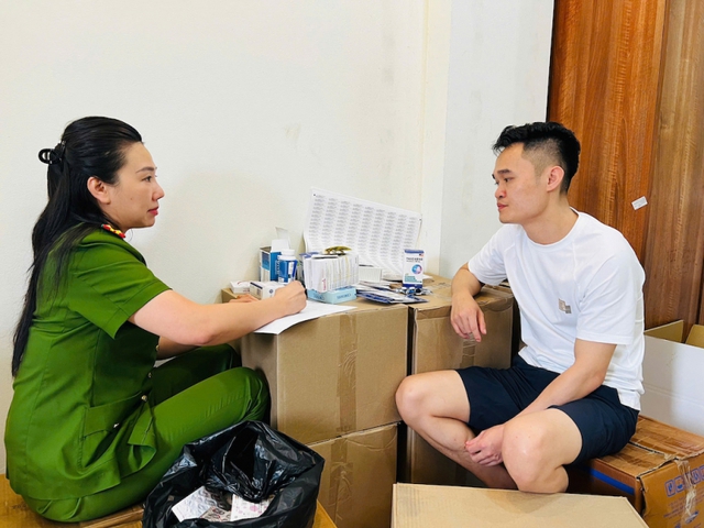Cận cảnh hơn 100 tấn thực phẩm chức năng, thiết bị y tế giả do Phạm Ngọc Tiến và vợ cầm đầu- Ảnh 2. Cận cảnh hơn 100 tấn thực phẩm chức năng, thiết bị y tế giả do Phạm Ngọc Tiến và vợ cầm đầu- Ảnh 2.